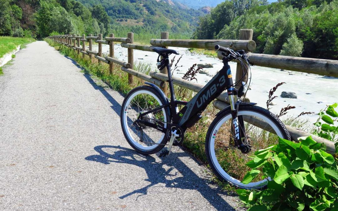 La pista ciclabile è a sbalzo sulla Dora nel nuovo tratto tra Fénis e Saint-Marcel